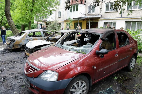 Automóveis destruídos em resultado de bombardeios do distrito de Kuibyshev em Donetsk pelas Forças Armadas da Ucrânia. - Sputnik Brasil