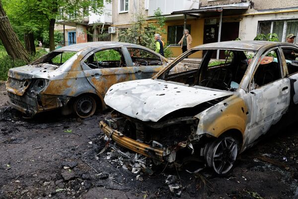 Automóveis destruídos em resultado de bombardeios do distrito de Kuibyshev em Donetsk pelas Forças Armadas da Ucrânia. - Sputnik Brasil