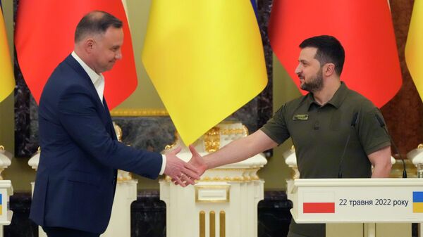 Presidente ucraniano, Vladimir Zelensky (à direita), com o presidente polonês, Andrzej Duda, durante coletiva após reunião em Kiev, na Ucrânia, em 22 de maio de 2022 - Sputnik Brasil