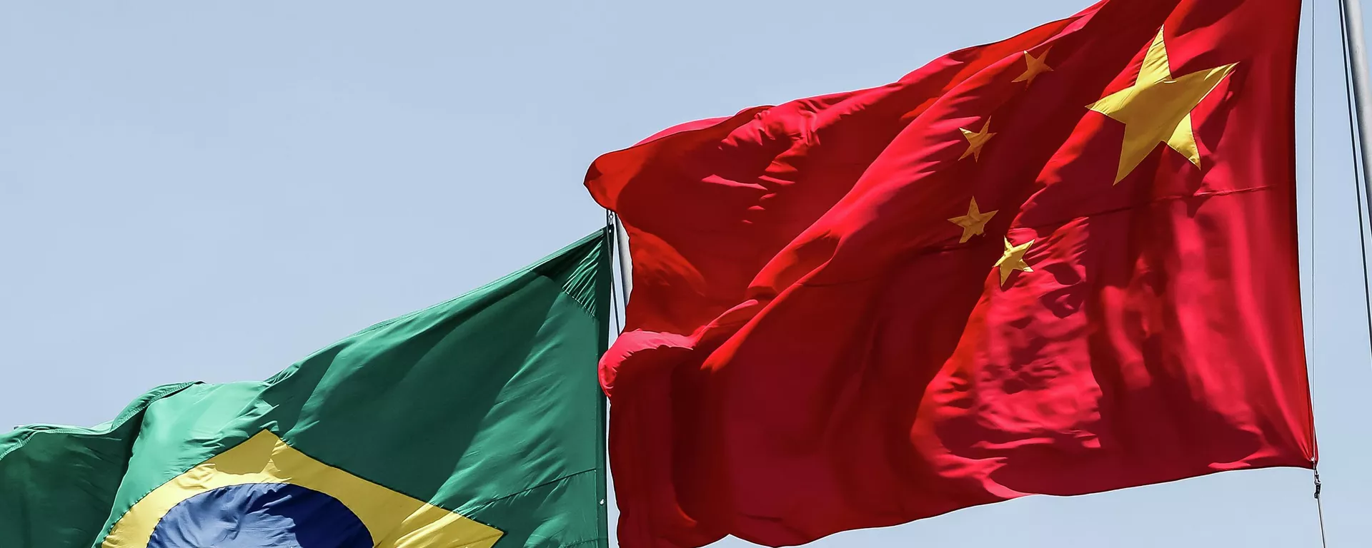 Bandeiras do Brasil e da China em Pequim - Sputnik Brasil, 1920, 31.07.2024