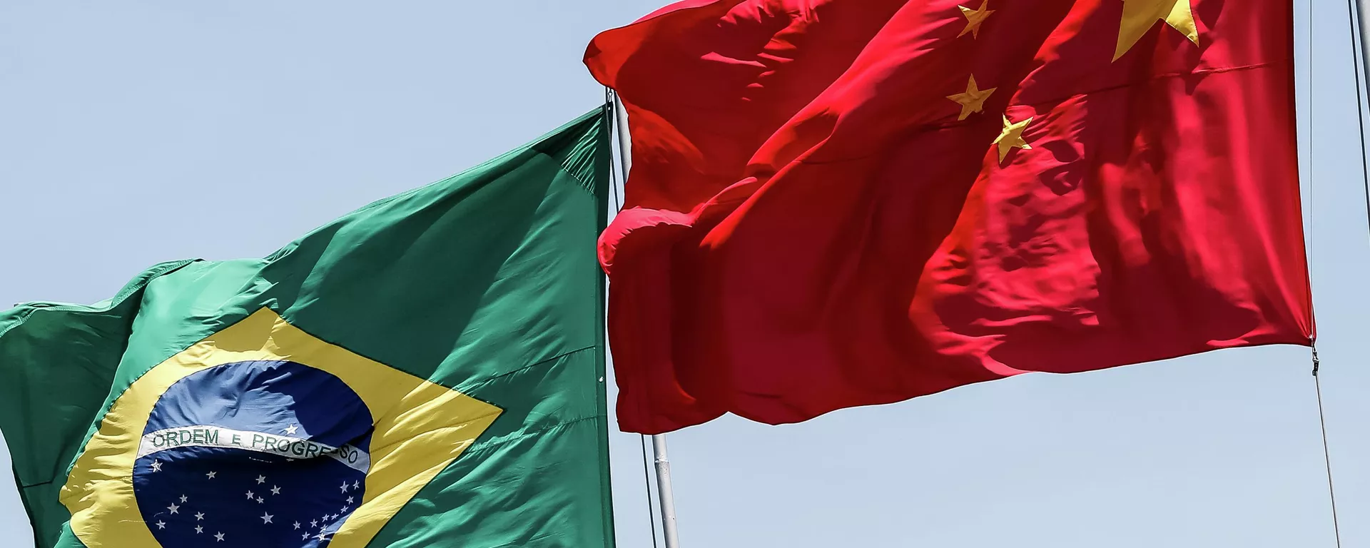 Bandeiras do Brasil e da China em Pequim - Sputnik Brasil, 1920, 31.07.2024