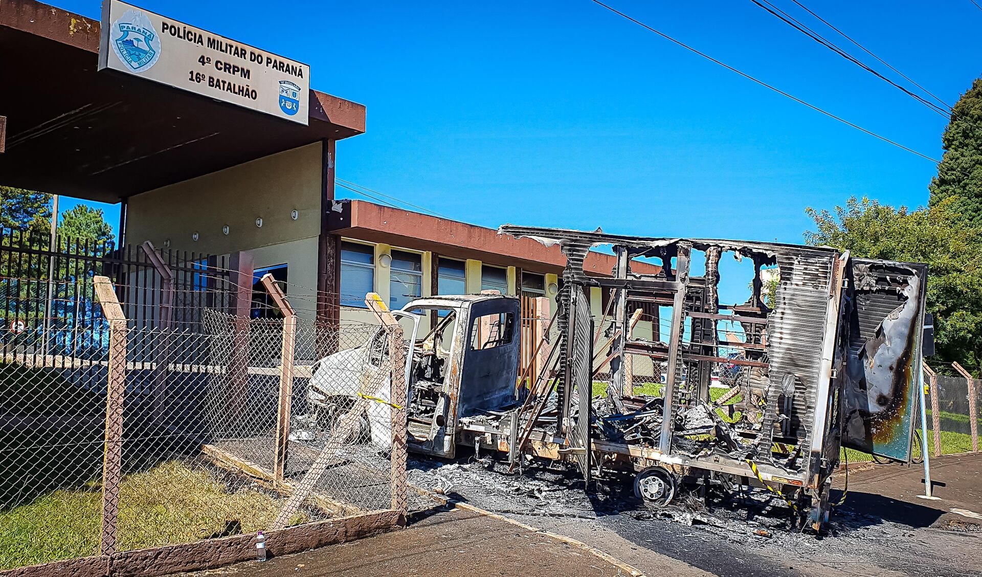 Imagem de 19 de abril de 2022 mostra caminhão que foi incendiado para impedir saída de PMs do 16º Batalhão de Polícia Militar do Estado do Paraná, durante mega-assalto em Guarapuava, no dia 17 de abril - Sputnik Brasil, 1920, 23.05.2022