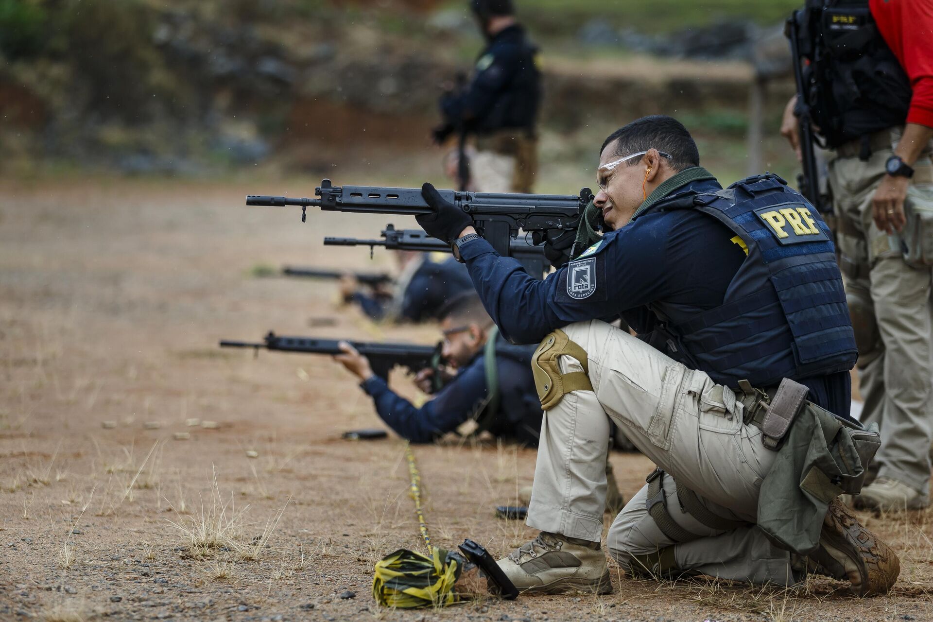 Agentes da Polícia Rodoviária Federal (PRF) que atuam no estado de São Paulo recebem treinamento para manusear e atirar com fuzis FN FAL calibre 7.62, em 30 de novembro de 2021. A intenção é capacitar os policiais para atuar contra as quadrilhas que promovem mega-assaltos a bancos, em ações e domínio de cidades e novo cangaço - Sputnik Brasil, 1920, 23.05.2022