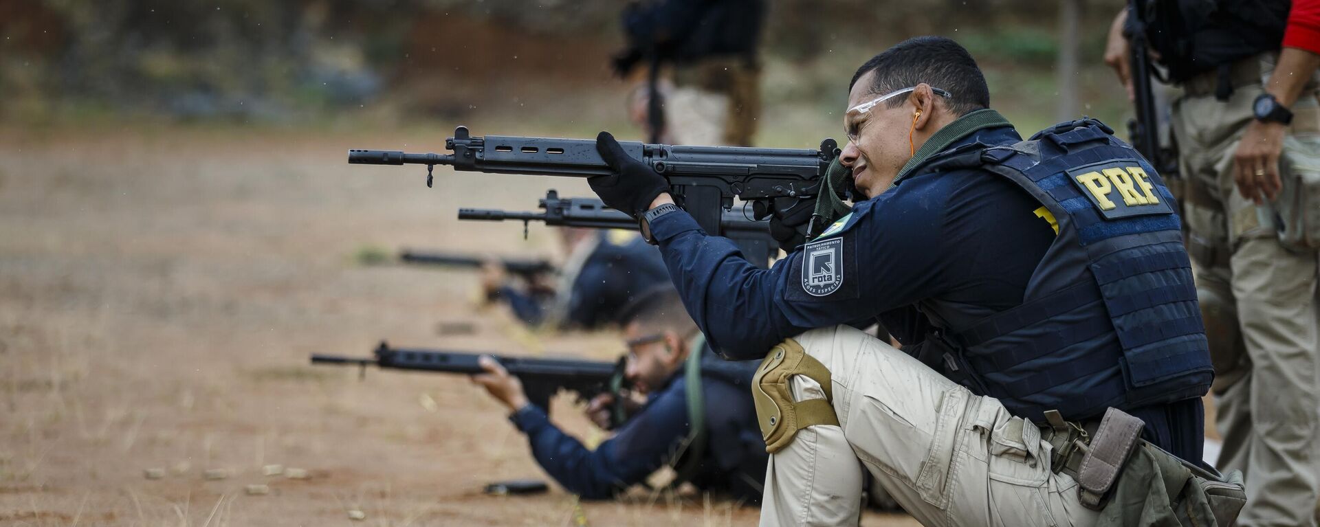 Agentes da Polícia Rodoviária Federal (PRF) que atuam no estado de São Paulo recebem treinamento para manusear e atirar com fuzis FN FAL calibre 7.62, em 30 de novembro de 2021. A intenção é capacitar os policiais para atuar contra as quadrilhas que promovem mega-assaltos a bancos, em ações e domínio de cidades e novo cangaço - Sputnik Brasil, 1920, 26.05.2022