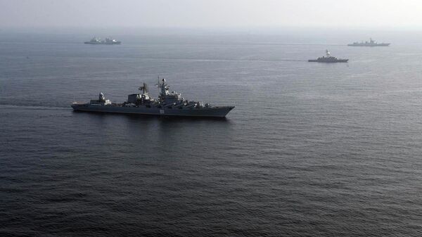 Navios de guerra do Irã acompanhados por barcos da Rússia e da China, durante exercícios conjuntos no oceano Índico em 21 de janeiro de 2022 - Sputnik Brasil
