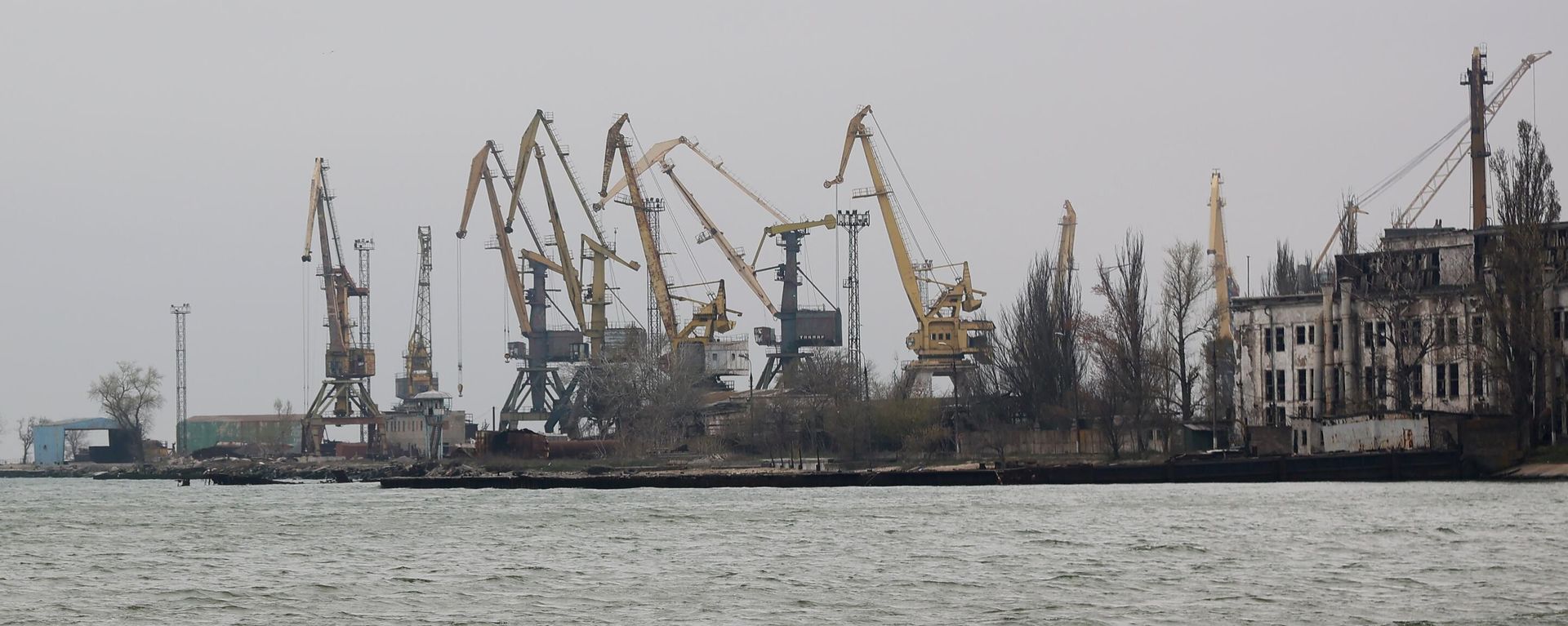 Guindastes portuários no porto comercial de Mariupol, foto publicada em 19 de abril de 2022 - Sputnik Brasil, 1920, 28.05.2022