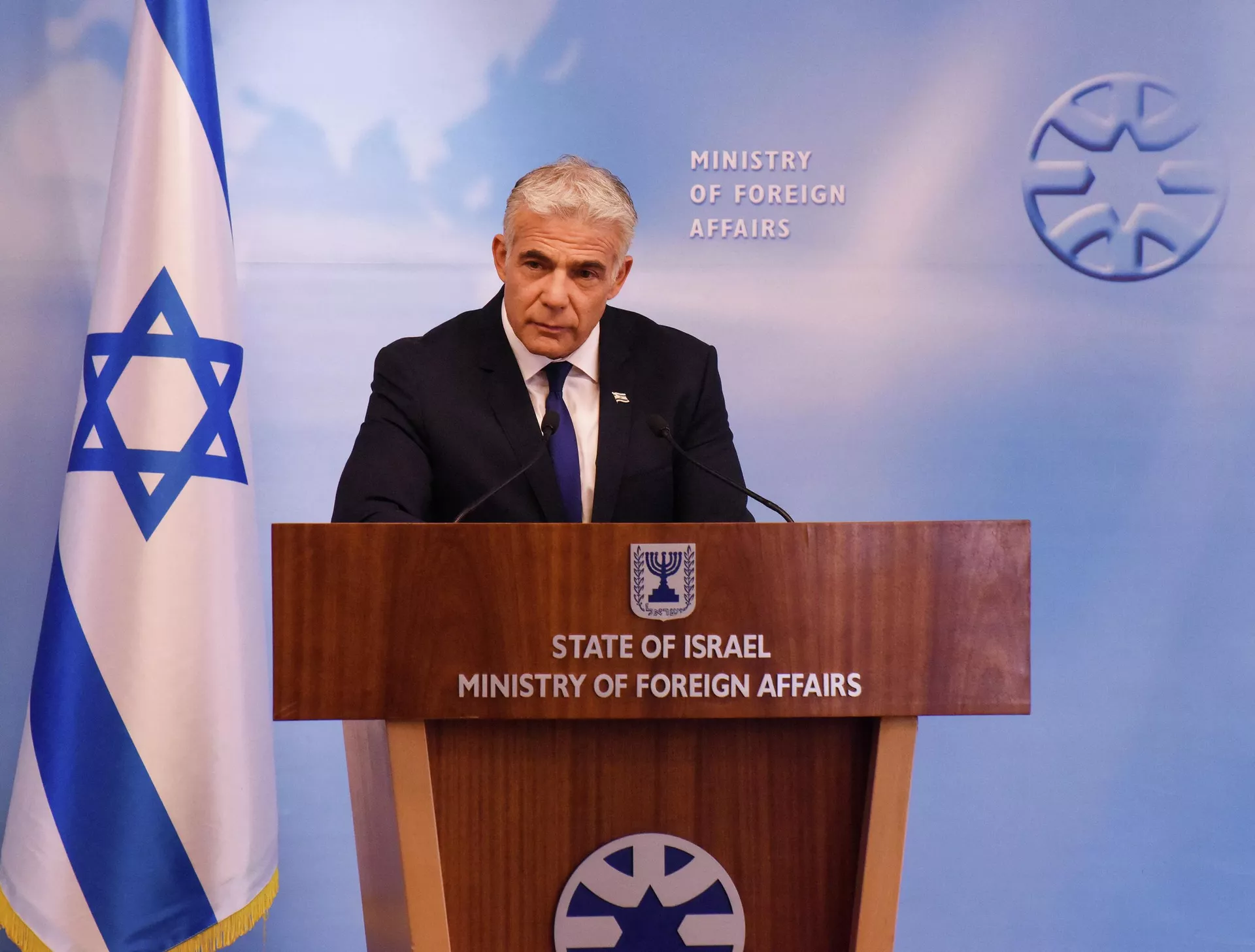 O ministro das Relações Exteriores de Israel, Yair Lapid, fala durante uma coletiva de imprensa no Ministério das Relações Exteriores em Jerusalém, em 24 de abril de 2022 - Sputnik Brasil, 1920, 23.06.2022