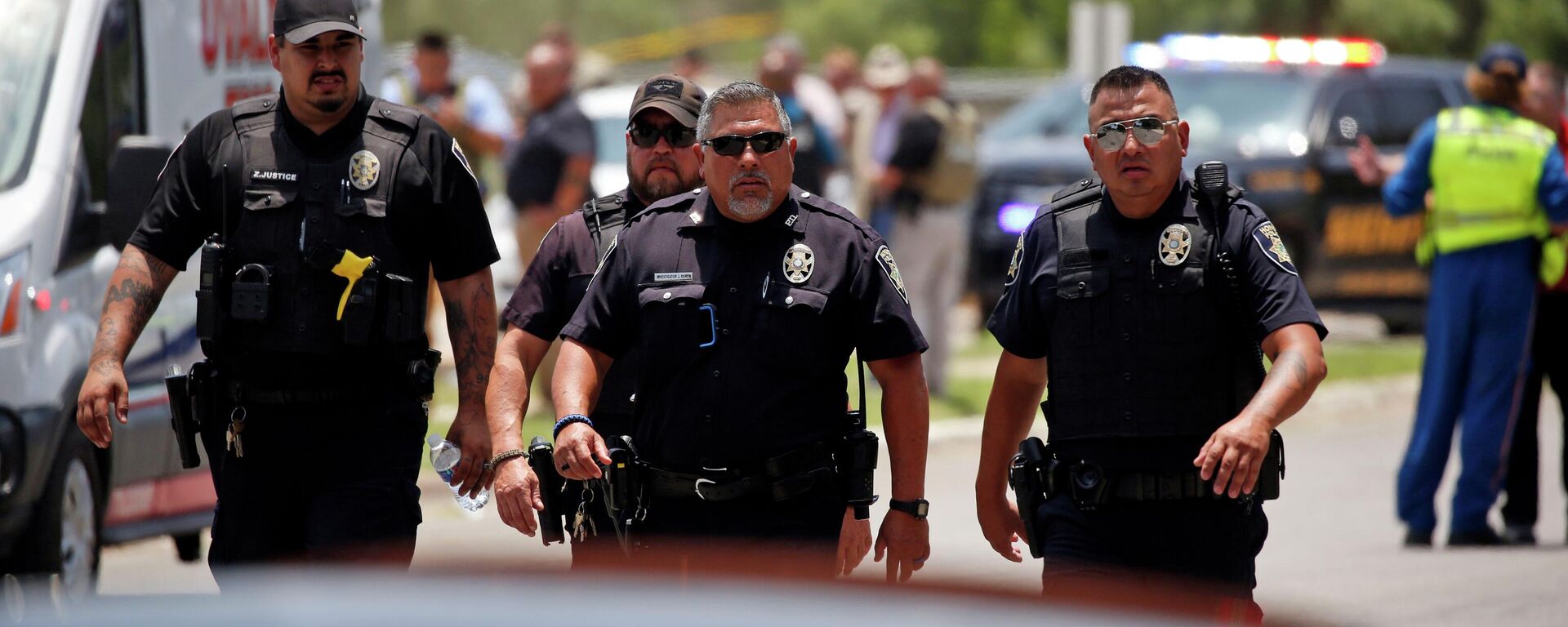 Policiais caminham perto da escola elementar Robb após um tiroteio no local, em Uvalde, no estado norte-americano do Texas, 24 de maio de 2022 - Sputnik Brasil, 1920, 24.05.2022