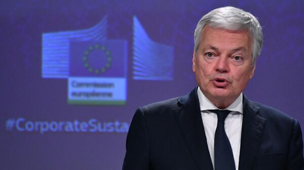 O Comissário Europeu da Justiça, Didier Reynders, dá uma conferência de imprensa conjunta com o Comissário Europeu do Mercado Interno sobre a Lei de Due Diligence de Sustentabilidade Corporativa na sede da UE em Bruxelas, em 23 de fevereiro de 2022 - Sputnik Brasil
