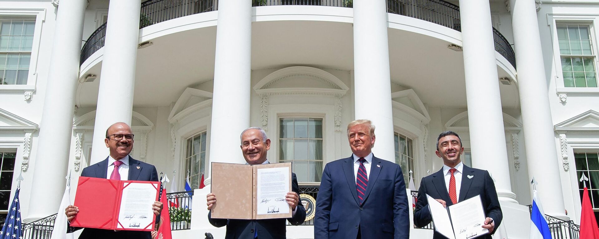 Da esquerda para a direita, Abdullatif al-Zayani, primeiro-ministro das Relações Exteriores do Bahrein; Benjamin Netanyahu, primeiro-ministro de Israel; Donald Trump, presidente dos EUA, e Abdullah bin Zayed, primeiro-ministro dos Emirados Árabes Unidos (EAU), durante cerimônia de assinatura dos acordos de Abraão, tratados de paz mediados por Washington e assinados entre Tel Aviv, Manama e Dubai, em Washington, EUA, 15 de setembro de 2020 - Sputnik Brasil, 1920, 25.05.2022