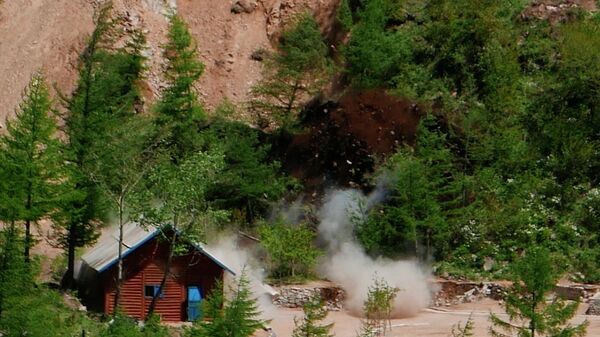 Fumaça e detritos durante explosão na entrada do túnel norte em local de testes nucleares é explodido em Punggye-ri, província de Hamgyong do Norte, Coreia do Norte, 24 de maio de 2018. - Sputnik Brasil