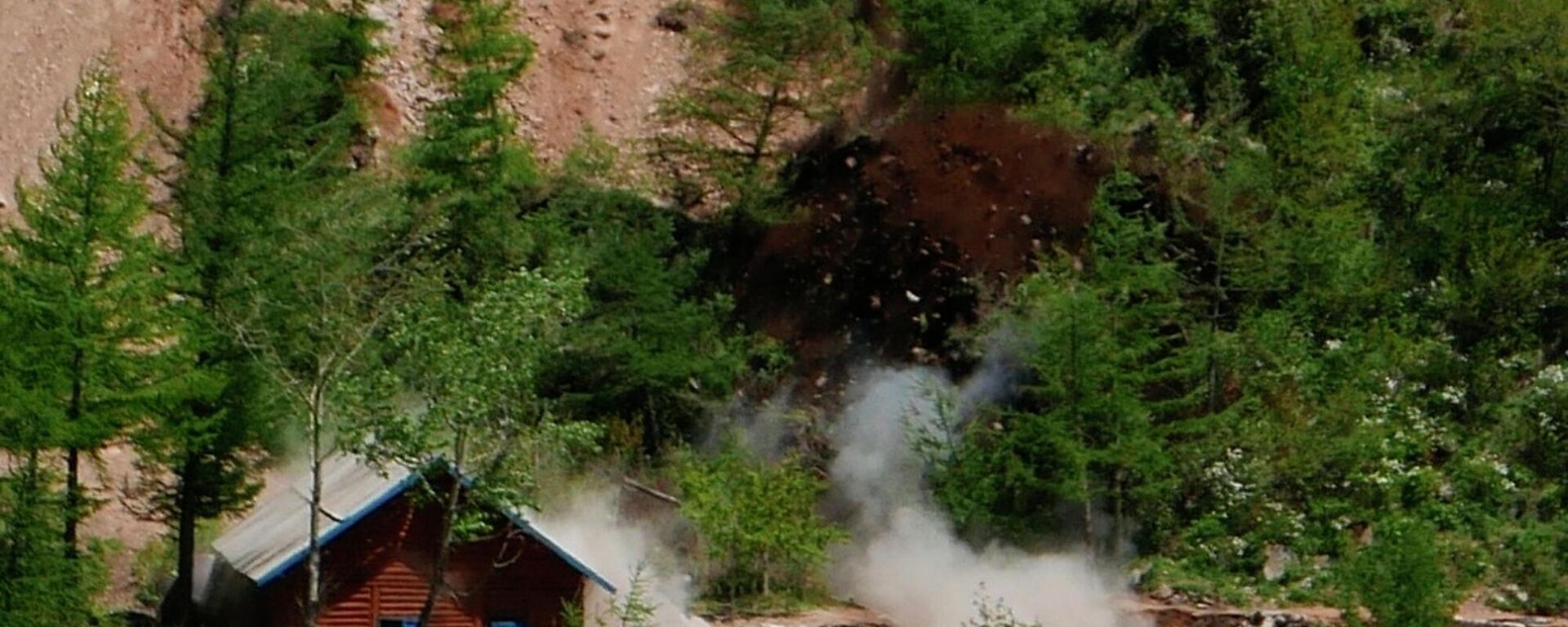 Fumaça e detritos durante explosão na entrada do túnel norte em local de testes nucleares é explodido em Punggye-ri, província de Hamgyong do Norte, Coreia do Norte, 24 de maio de 2018. - Sputnik Brasil, 1920, 25.05.2022