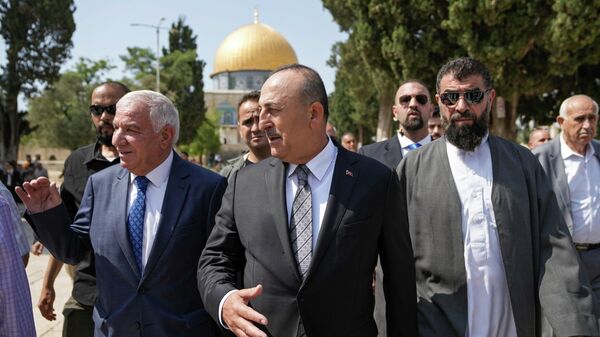 O ministro das Relações Exteriores da Turquia, Mevlut Çavusoglu, ao centro, durante visita ao complexo da Mesquita Al Aqsa, na Cidade Velha de Jerusalém, em 25 de maio de 2022 - Sputnik Brasil