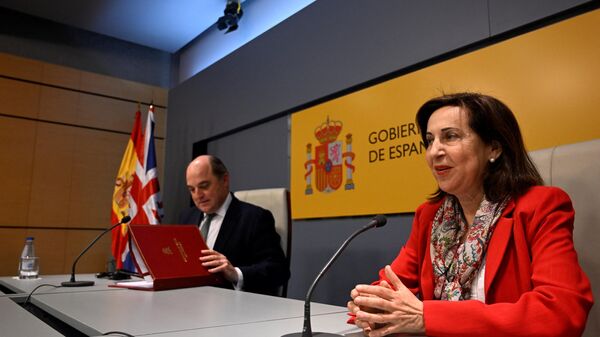 A ministra da Defesa da Espanha, Margarita Robles e o secretário de Defesa da Grã-Bretanha, Ben Wallace, discursam em uma coletiva de imprensa após sua reunião em Madri, 25 de maio de 2022 - Sputnik Brasil