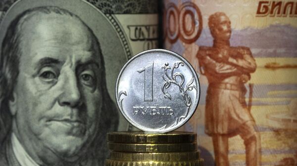 Moeda russa e cédulas de dólares e rublos - Sputnik Brasil