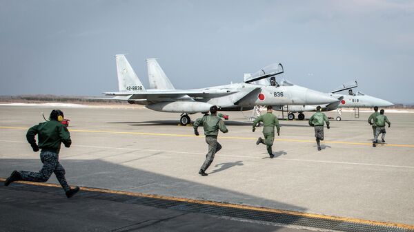 Pilotos da Força Aérea de Autodefesa do Japão ao lado de caças F-15J durante exercícios militares - Sputnik Brasil