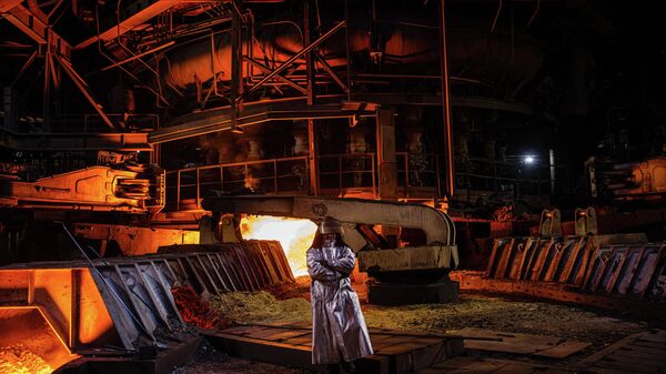 Trabalhadora siderúrgica trabalha na manutenção de alto-forno em Zaporozhie, Ucrânia, 10 de maio de 2022 - Sputnik Brasil