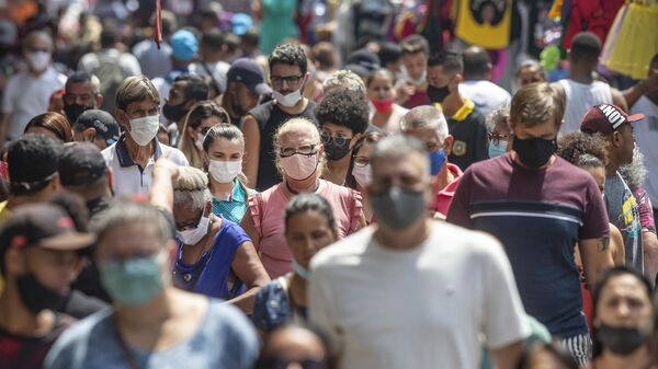 Movimentação de pessoas com e sem máscara facial na rua 25 de Março, em São Paulo, no Brasil, em 8 de março de 2022 - Sputnik Brasil