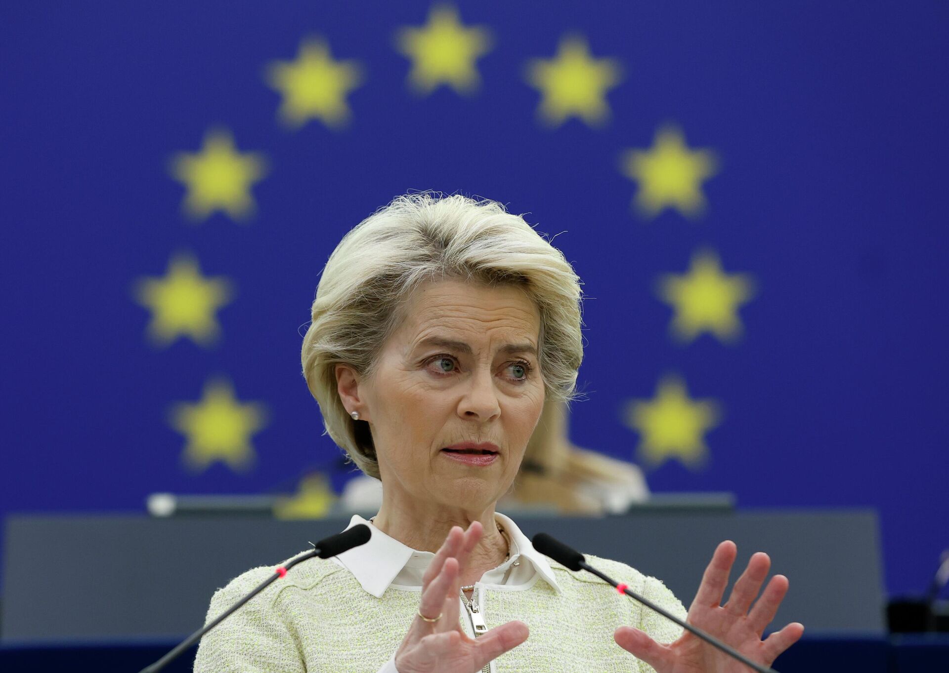 A presidente da Comissão Europeia, Ursula von der Leyen, discursa durante debate da União Europeia em Estrasburgo, na França, em 4 de maio de 2022 - Sputnik Brasil, 1920, 02.07.2022