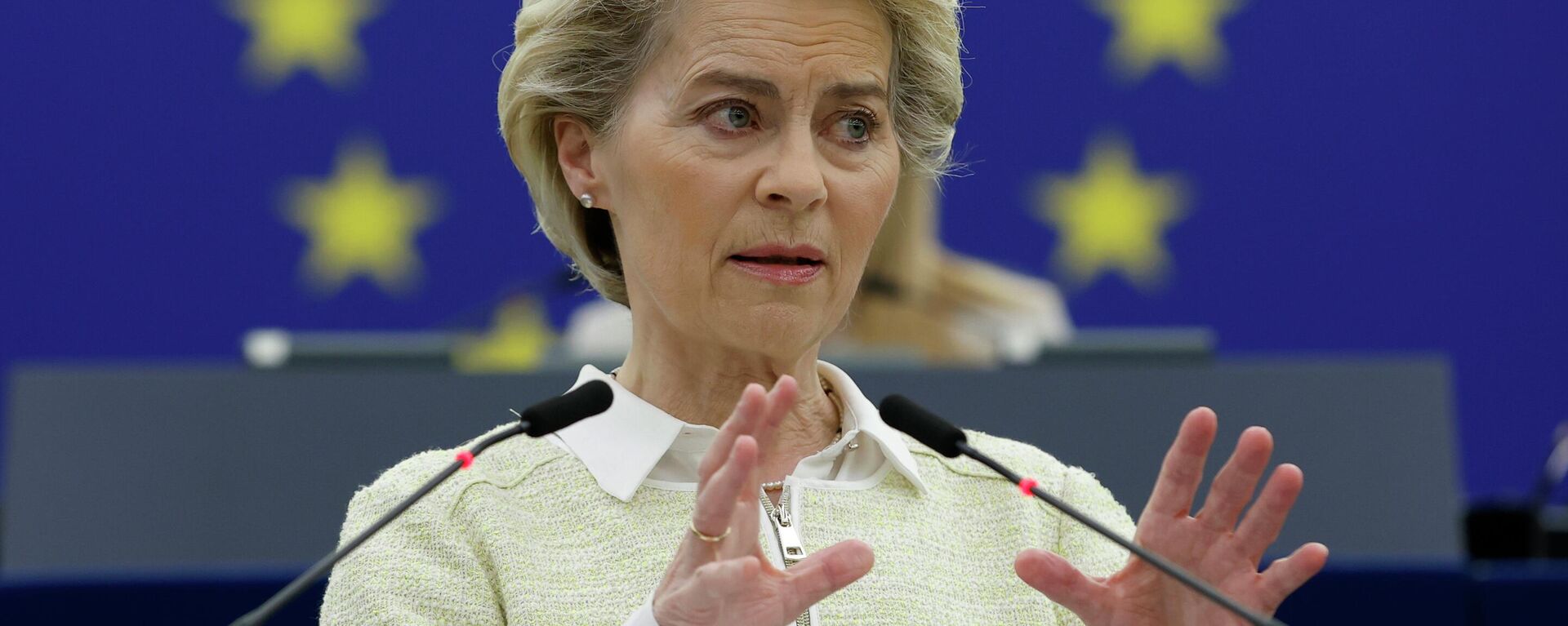 A presidente da Comissão Europeia, Ursula von der Leyen, discursa durante debate da União Europeia em Estrasburgo, na França, em 4 de maio de 2022 - Sputnik Brasil, 1920, 13.01.2023