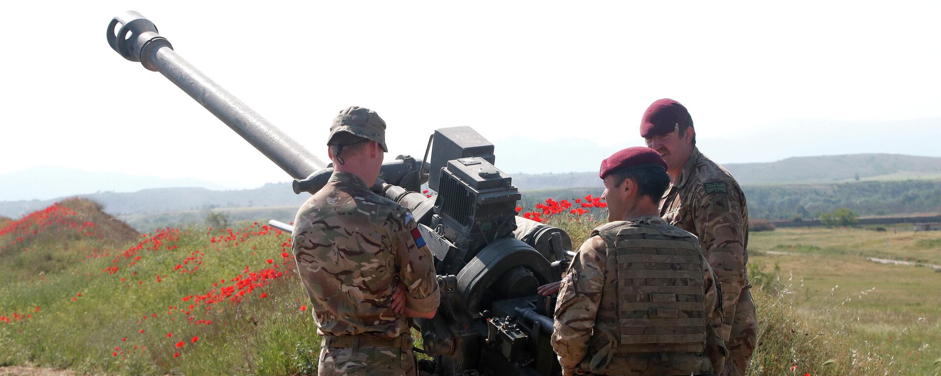 Soldados britânicos ao lado de um howitzer durante exercício militar da Organização do Tratado do Atlântico Norte (OTAN) na Macedônia do Norte, em 12 de maio de 2022 - Sputnik Brasil, 1920, 15.06.2022