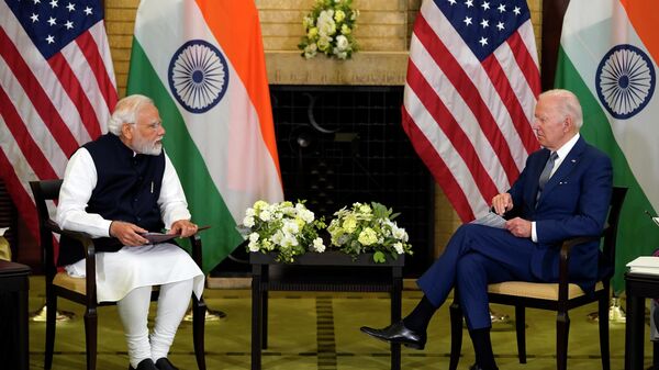 O premiê indiano, Narendra Modi (à esquerda), participa de encontro com o presidente norte-americano, Joe Biden (à direita), durante cúpula do Quad, em Tóquio, Japão, 24 de maio de 2022 - Sputnik Brasil
