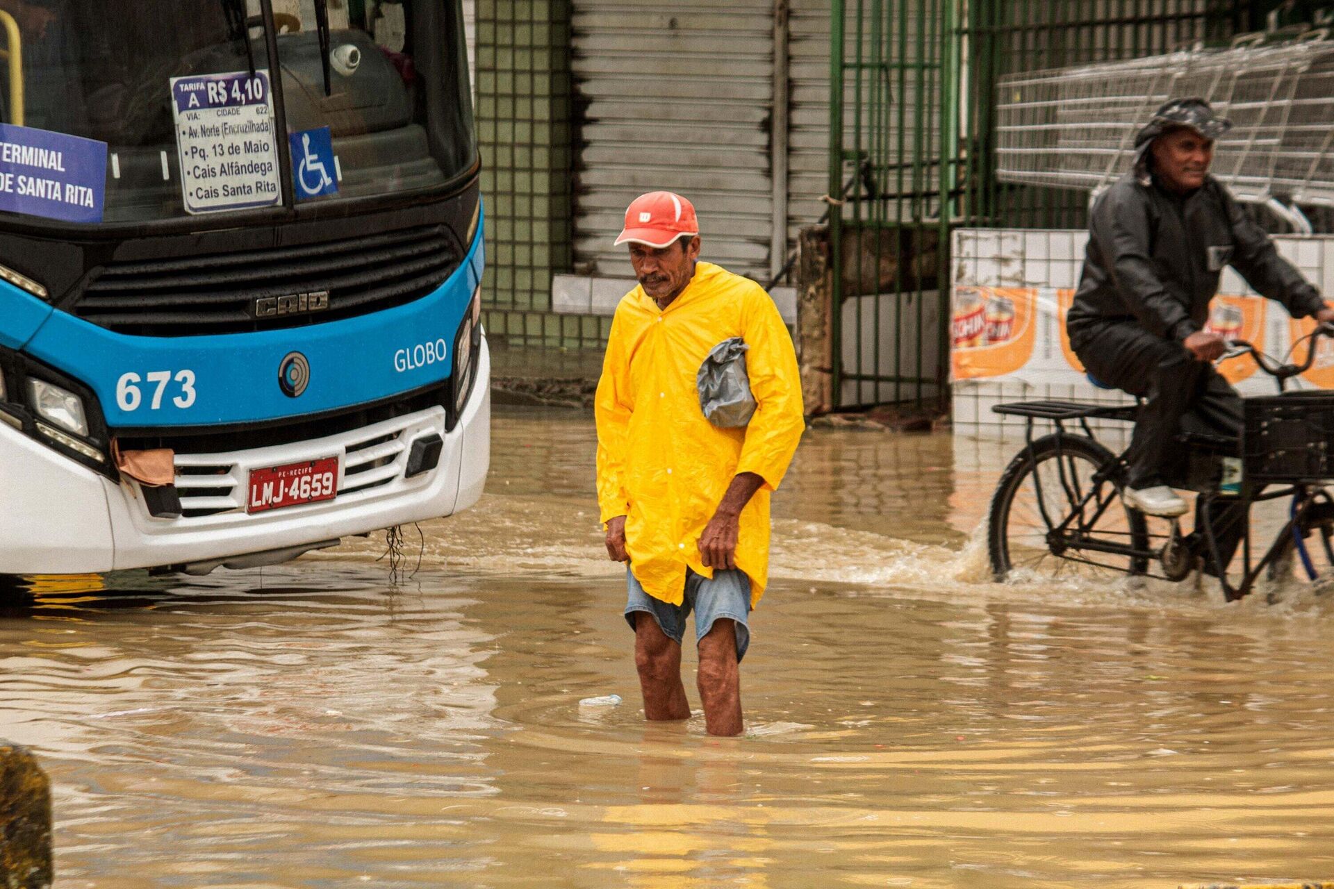 Cidadãos caminham em rua alagada em Recife, Pernambuco, 28 de maio de 2022 - Sputnik Brasil, 1920, 29.05.2022