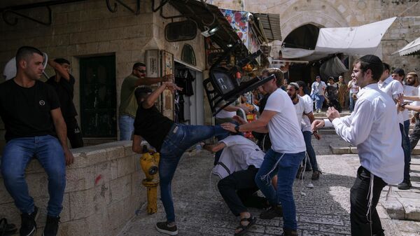 Palestinos e jovens judeus entram em confronto na Cidade Velha de Jerusalém enquanto israelenses comemoram o Dia de Jerusalém, feriado israelense que celebra a captura da Cidade Velha durante a guerra de 1967 - Sputnik Brasil