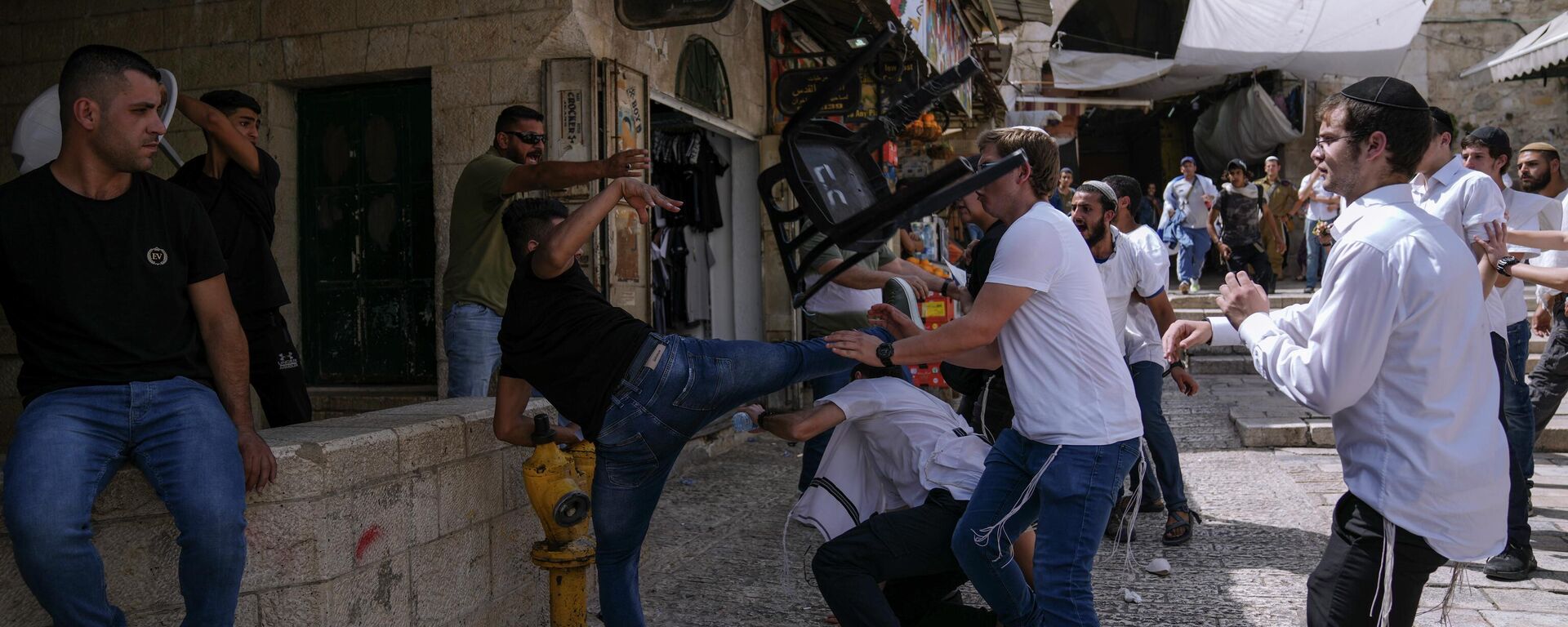 Palestinos e jovens judeus entram em confronto na Cidade Velha de Jerusalém enquanto israelenses comemoram o Dia de Jerusalém, feriado israelense que celebra a captura da Cidade Velha durante a guerra de 1967 - Sputnik Brasil, 1920, 29.05.2022