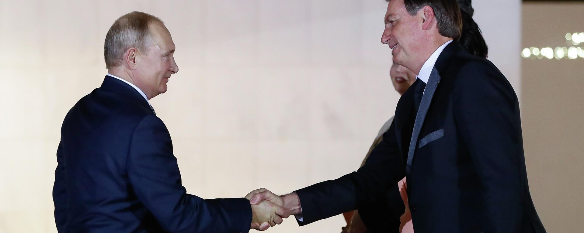 Presidente da República Jair Bolsonaro, acompanhado da primeira-dama Michelle Bolsonaro, recebe o presidente da Federação da Rússia, Vladimir Putin (foto de arquivo) - Sputnik Brasil, 1920, 08.08.2022