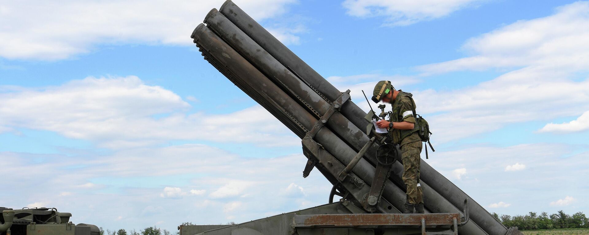 Militar das Forças Armadas da Rússia no sistema Uragan - Sputnik Brasil, 1920, 27.06.2023