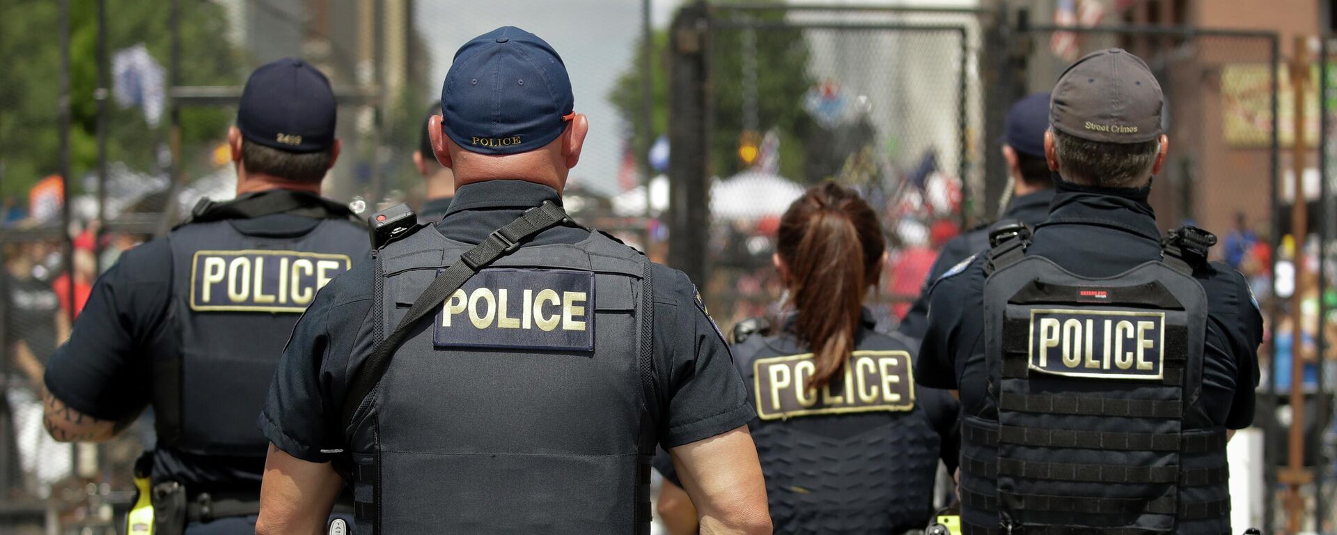 Policiais vigiam o BOK Center antes de um comício do então presidente norte-americano, Donald Trump, em Tulsa, Oklahoma, EUA, 20 de junho de 2020 - Sputnik Brasil, 1920, 01.06.2022