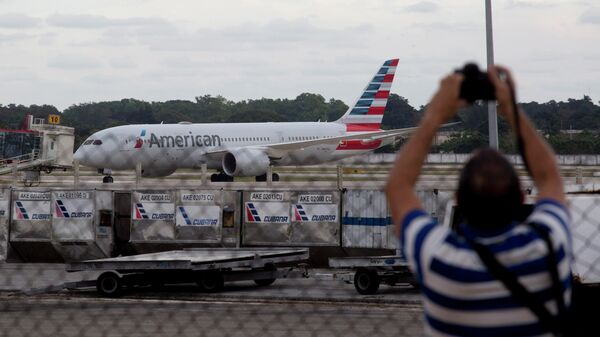 Avião da American Airlines vindo de Miami pousa no Aeroporto Internacional José Martí, em Havana, Cuba, 15 de novembro de 2021 - Sputnik Brasil