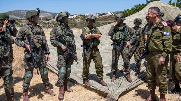 Esta imagem divulgada pelas Forças de Defesa de Israel mostra o chefe do Estado-Maior General, tenente-general Aviv Kochavi, falando com soldados durante o exercício militar Além do Horizonte/AGAPINOR em Chipre, 2 de junho de 2022 - Sputnik Brasil
