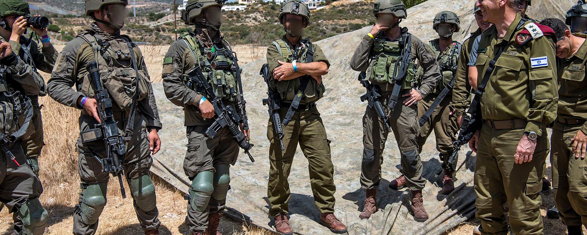 Esta imagem divulgada pelas Forças de Defesa de Israel mostra o chefe do Estado-Maior General, tenente-general Aviv Kochavi, falando com soldados durante o exercício militar Além do Horizonte/AGAPINOR em Chipre, 2 de junho de 2022 - Sputnik Brasil, 1920, 02.06.2022