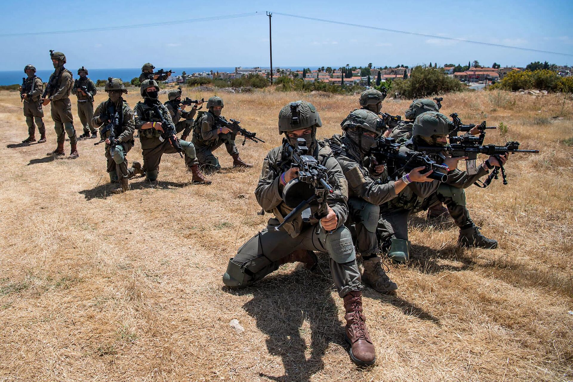 Soldados participando do exercício militar Além do Horizonte/AGAPINOR em Chipre, em 2 de junho de 2022  - Sputnik Brasil, 1920, 02.06.2022