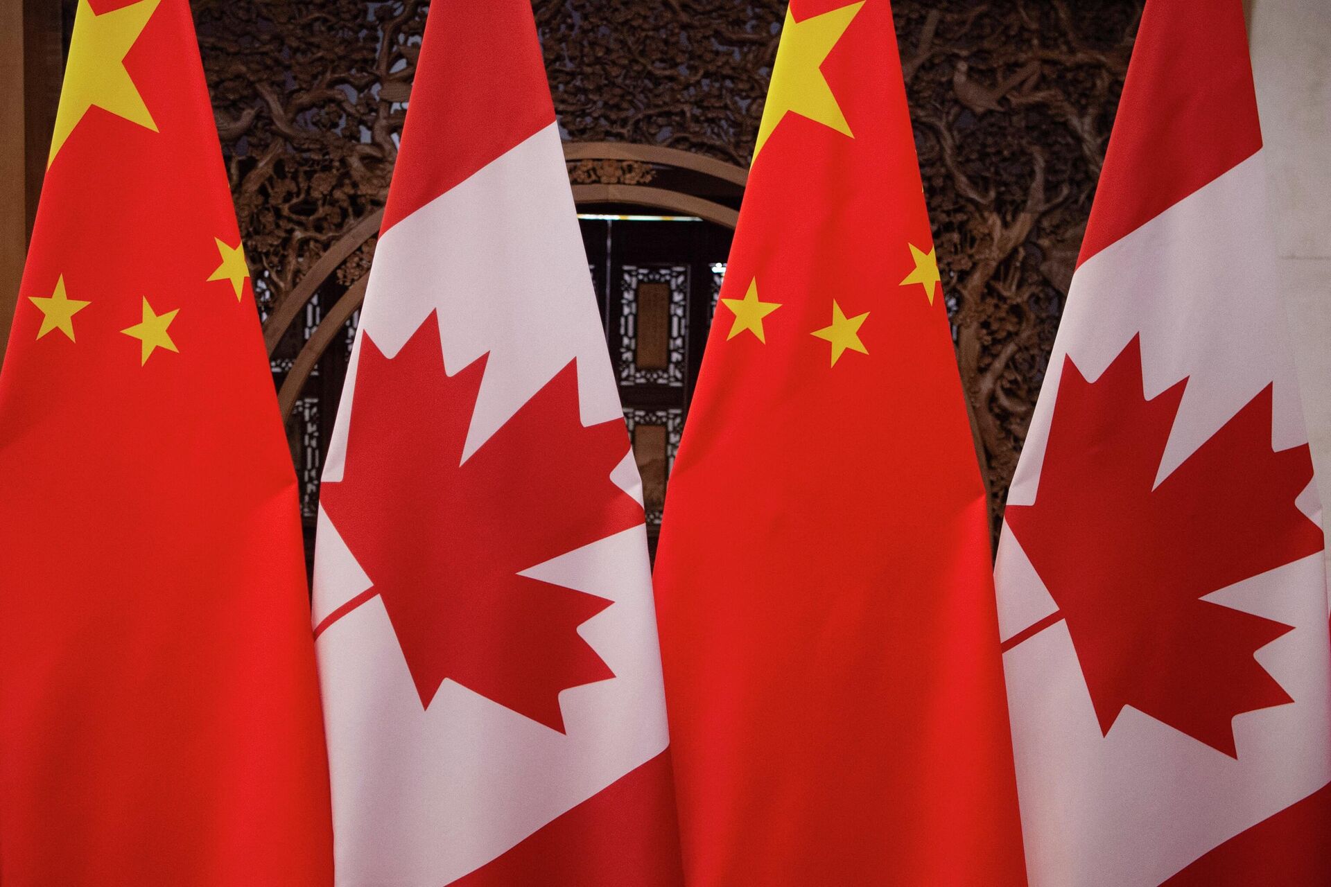 Bandeiras canadenses e chinesas tiradas antes de uma reunião com o primeiro-ministro do Canadá, Justin Trudeau, e o presidente da China, Xi Jinping, no Diaoyutai State Guesthouse em Pequim (foto de arquivo) - Sputnik Brasil, 1920, 30.08.2024