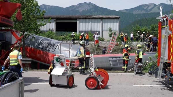 Serviços de resgate e polícia no local de um trem descarrilado perto de Burgrain, perto de Garmisch-Partenkirchen, no sul da Alemanha, 3 de junho de 2022 - Sputnik Brasil