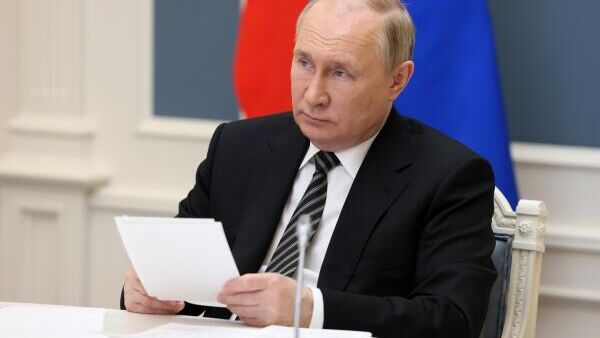 O presidente russo, Vladimir Putin, participa de uma reunião do Conselho Econômico Supremo da Eurásia, que ocorre no Quirguistão, por meio de um link de vídeo no Kremlin, em Moscou, na Rússia, 27 de maio de 2022 - Sputnik Brasil