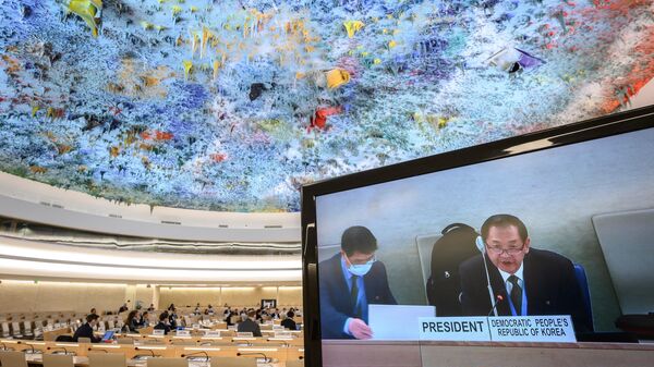 O embaixador da Coreia do Norte nas Nações Unidas em Genebra, Han Tae-Song, aparece em uma tela de TV enquanto preside a Conferência das Nações Unidas sobre Desarmamento durante uma sessão plenária em Genebra em 2 de junho de 2022 - Sputnik Brasil