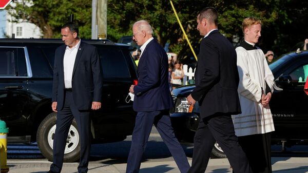 O presidente norte-americano, Joe Biden, participar de uma missa na igreja católica St. Edmond, em Rehoboth Brach, Delaware, EUA, 4 de junho de 2022 - Sputnik Brasil