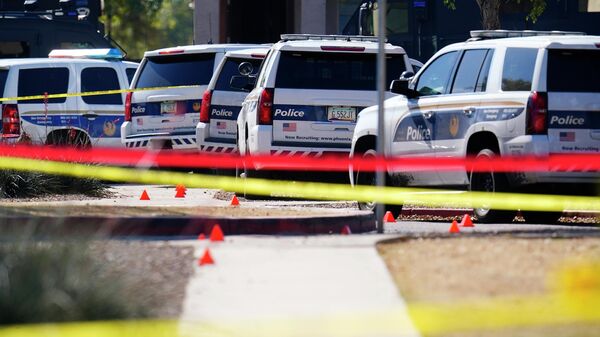 Carros de polícia cercam local onde policiais foram baleados durante tiroteio, em Phoenix, no estado norte-americano do Arizona, 11 de fevereiro de 2022 (foto de arquivo) - Sputnik Brasil
