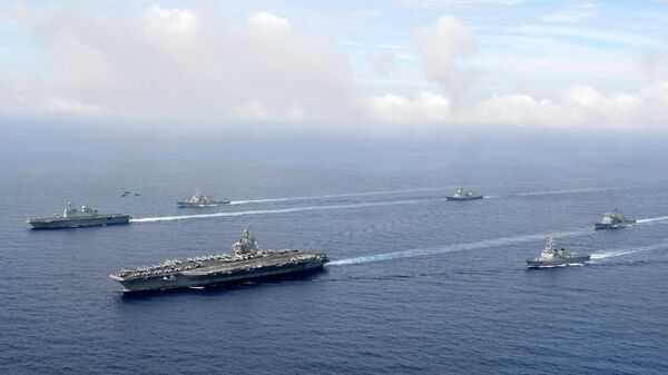 Navio de plataforma de aterrissagem Marado (LPH) da Coreia do Sul (à esquerda) e porta-aviões USS Ronald Reagan dos EUA (segundo à) esquerda entre as embarcações navegando durante um exercício militar conjunto em 4 de junho de 2022 - Sputnik Brasil