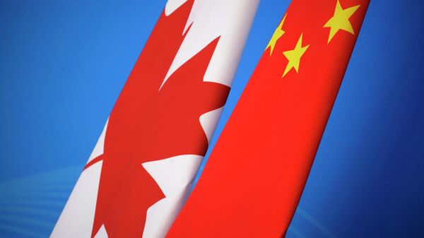As bandeiras do Canadá e da China hasteadas para o primeiro diálogo de estratégia econômica e financeira China-Canadá em Pequim, 12 de novembro de 2018 - Sputnik Brasil