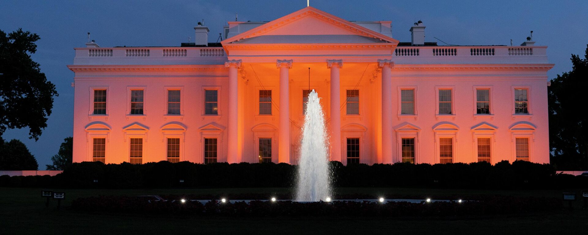 Casa Branca iluminada com luzes laranjas em honra ao Dia Nacional de Conscientização sobre a Violência com Armas, em Washington, nos EUA, em 3 de junho de 2022 - Sputnik Brasil, 1920, 25.09.2022