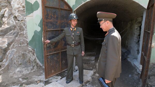 Militares junto da entrada da mina de testes nucleares nº 4 no local do ensaio nuclear. Punggye-ri, norte da Coreia do Norte - Sputnik Brasil