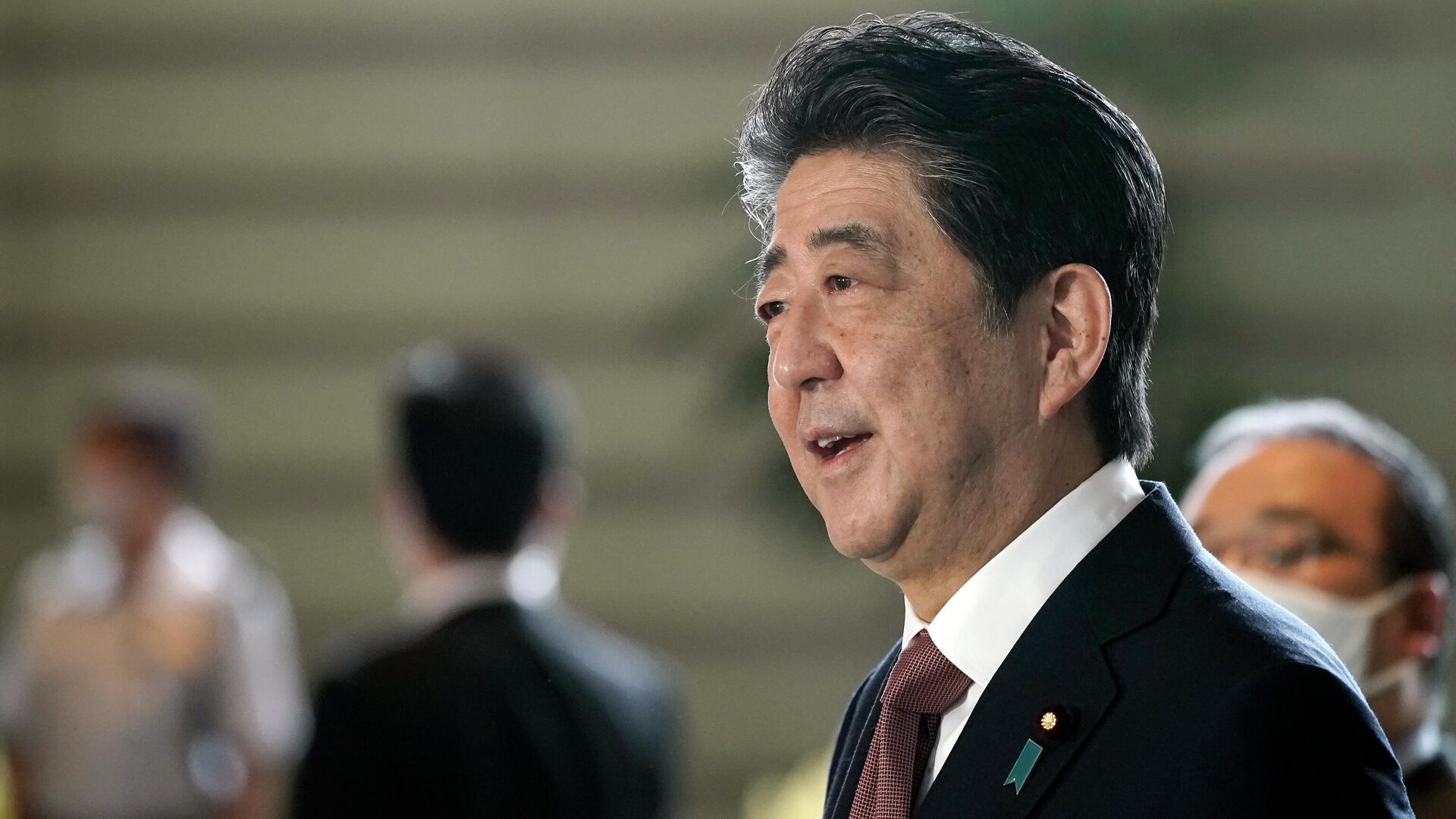 O ex-primeiro-ministro do Japão, Shinzo Abe, fala com a mídia ao chegar ao escritório do primeiro-ministro para uma reunião de gabinete, em Tóquio, 16 de setembro de 2020 - Sputnik Brasil, 1920, 06.06.2022