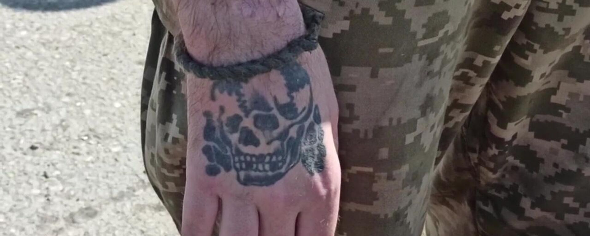Tatuagem de um dos soldados rendidos do neonazista Batalhão Azov, na planta siderúrgica de Azovstal, em Mariupol, em 20 de maio de 2022 - Sputnik Brasil, 1920, 13.07.2022