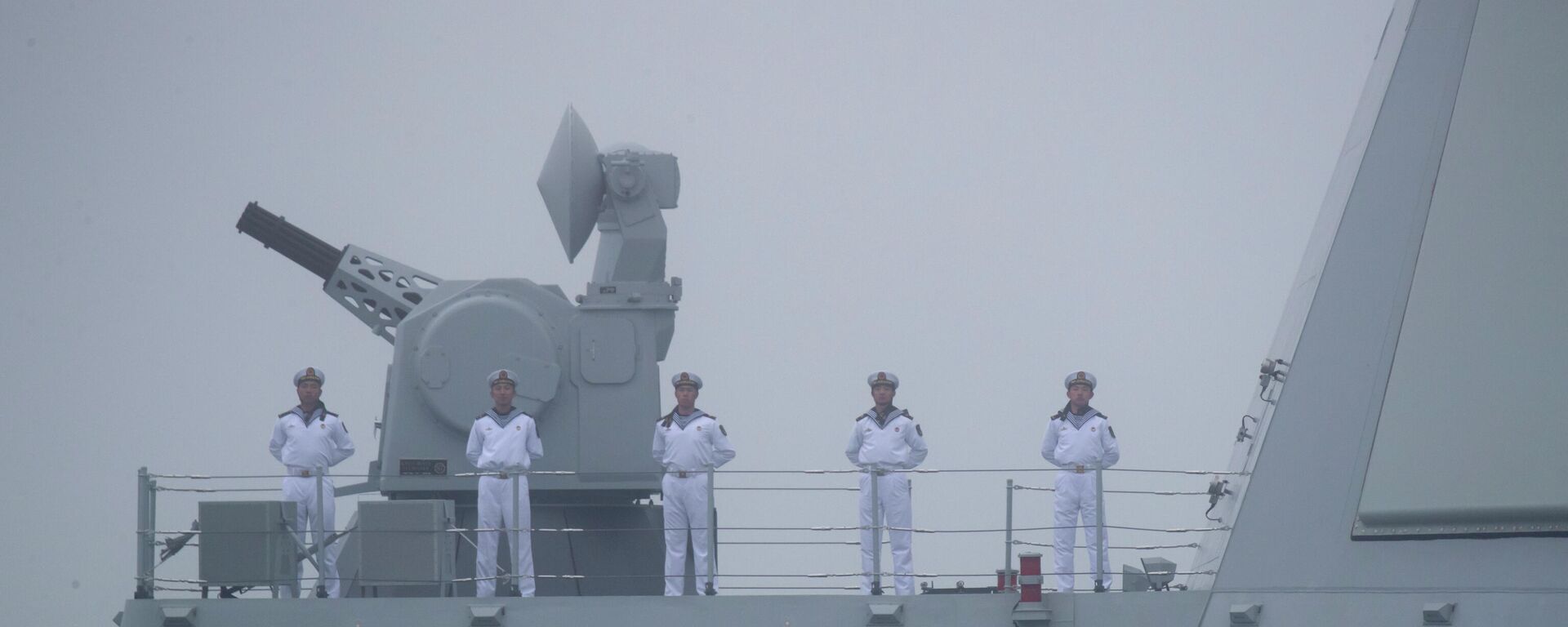 Marinheiros no convés do novo destróier de mísseis guiados Type 055 Nanchang da Marinha do Exército de Libertação Popular da China durante participação de um desfile em comemoração do 70º aniversário da fundação da Marinha da China - Sputnik Brasil, 1920, 12.06.2022
