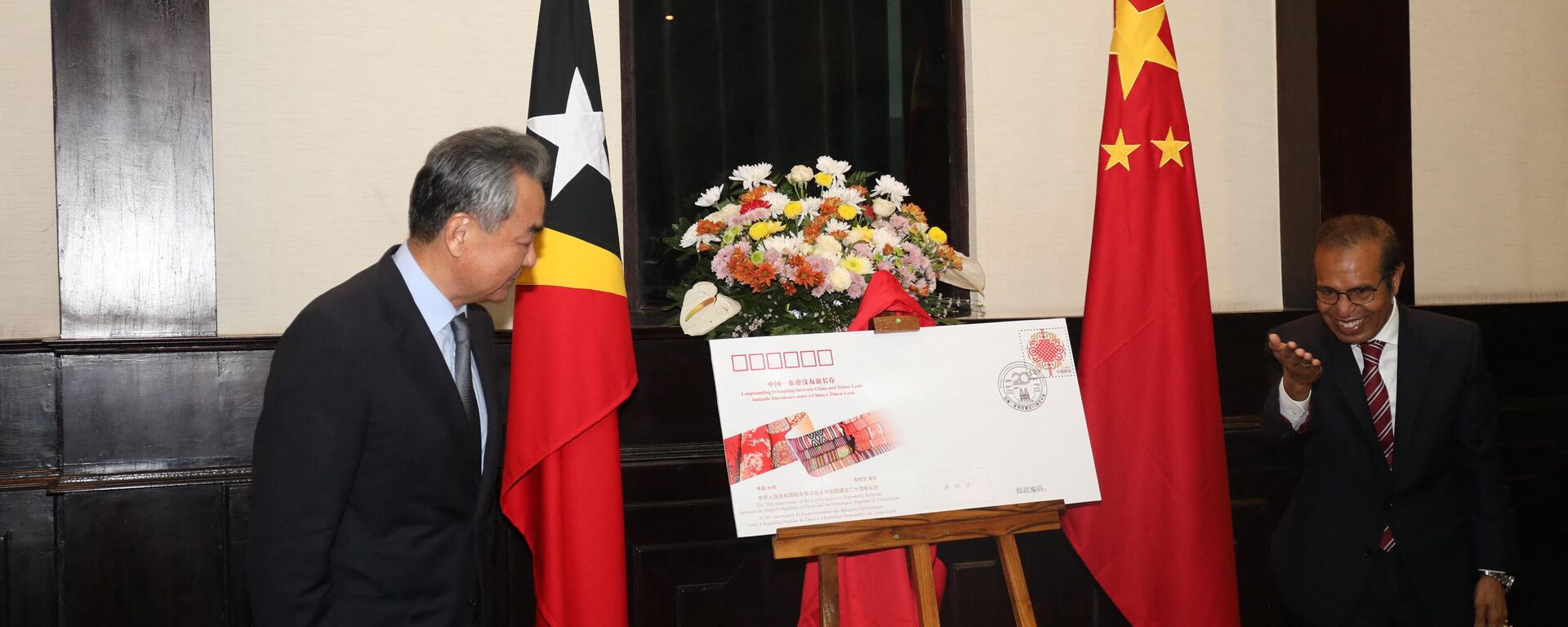 Wang Yi, ministro das Relações Exteriores da China (à esquerda) oferece lembrança a Taur Matan Ruak, primeiro-ministro timorense, durante encontro em Dili, Timor-Leste, 3 de junho de 2022 - Sputnik Brasil, 1920, 07.06.2022